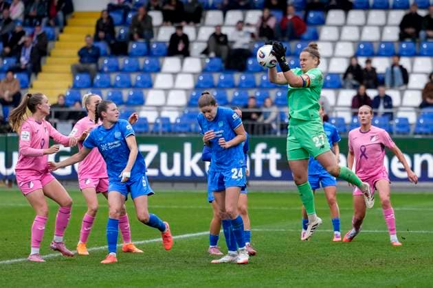 Friederike Repohl Goalkeeper, Goalkeeper, B04, 27 , intercepts a cross, in the penalty area, penalty area scene, action, action, game scene, 12 10 2025, Sinsheim Hoffenheim Germany , Football, Google Pixel Women Bundesliga, TSG 1899 Hoffenheim Bayer 04 Leverkusen, DFB DFL REGULATIONS PROHIBIT ANY USE OF PHOTOGRAPHS AS IMAGE SEQUENCES AND OR QUASI VIDEO xozx