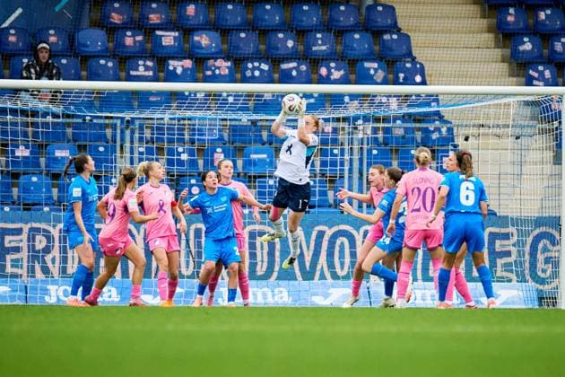 GPFBL: TSG Hoffenheim - Bayer 04 Leverkusen; 12.10.2025 Laura Dick (1; TSG) fängt den Ball im Strafraum, umgeben von Spielerinnen von TSG und B04 GPFBL: TSG Hoffenheim – Bayer 04 Leverkusen am 12.10.2025 im Dietmar-Hopp Stadion in Hoffenheim. Copyright: xBEAUTIFULxSPORTS Gelhardtx
