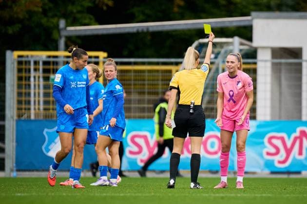 GPFBL: TSG Hoffenheim - Bayer 04 Leverkusen; 12.10.2025 Jill Janssens (9, TSG Hoffenheim Frauen) erhält eine gelbe Karte von der Schiedsrichterin. GPFBL: TSG Hoffenheim – Bayer 04 Leverkusen am 12.10.2025 im Dietmar-Hopp Stadion in Hoffenheim. GPFBL: TSG Hoffenheim – Bayer 04 Leverkusen am 12.10.2025 im Dietmar-Hopp Stadion in Hoffenheim. Copyright: xBEAUTIFULxSPORTS Gelhardtx