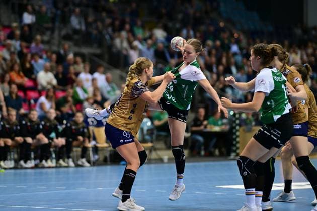 Handball I Women I Season 2025 2026 I 1 HBF I 5 Matchday I VfL Oldenburg Buxtehuder SV I 12 10 2025 Johanna Andresen 18, Buxtehuder Sportverein Laurentia Wolff 24, VfL Oldenburg Oldenburg EWE Arena Niedersachsen Germany Copyright: xLobeca FelixxSchlikisx