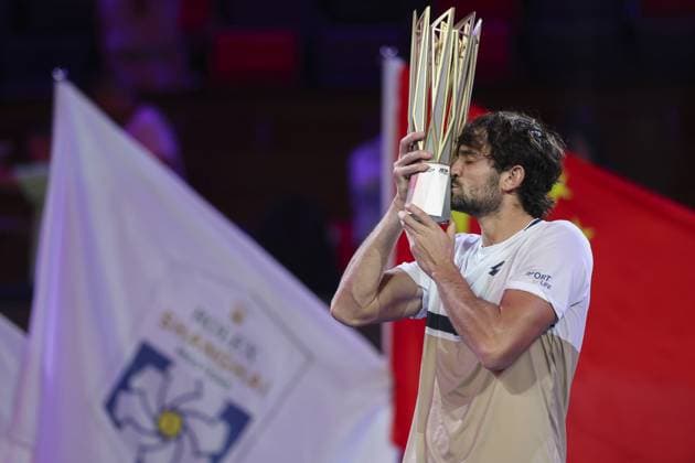 SHANGHAI, CHINA - OCTOBER 12: Valentin Vacherot of Monaco kisses his winner?s trophy during the award ceremony after men s singles final match against Arthur Rinderknech of France on day 14 of the 2025 Shanghai Rolex Masters at Qi Zhong Tennis Center on October 12, 2025 in Shanghai, China. (Photo by Qian Jun) Copyright: xQianxJunx Sportspressphoto_SPR41510