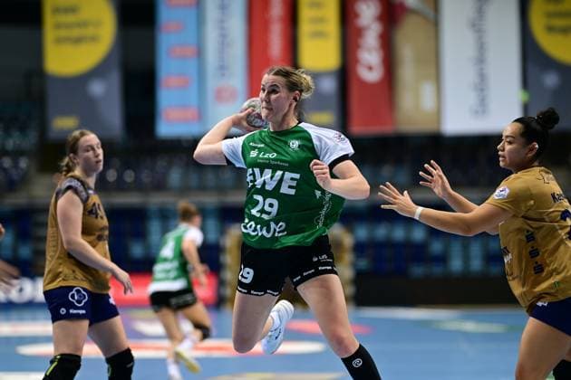 Handball I Women I Season 2025 2026 I 1 HBF I 5 Matchday I VfL Oldenburg Buxtehuder SV I 12 10 2025 Throw Paulina Golla 29, VfL Oldenburg Oldenburg EWE Arena Niedersachsen Germany Copyright: xLobeca FelixxSchlikisx