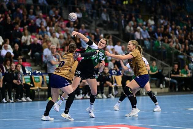 Handball I Women I Season 2025 2026 I 1 HBF I 5 Matchday I VfL Oldenburg Buxtehuder SV I 12 10 2025 Anika Hampel 10, Buxtehuder Sportverein Paulina Golla 29, VfL Oldenburg Johanna Andresen 18, Buxtehuder Sportverein Oldenburg EWE Arena Niedersachsen Germany Copyright: xLobeca FelixxSchlikisx