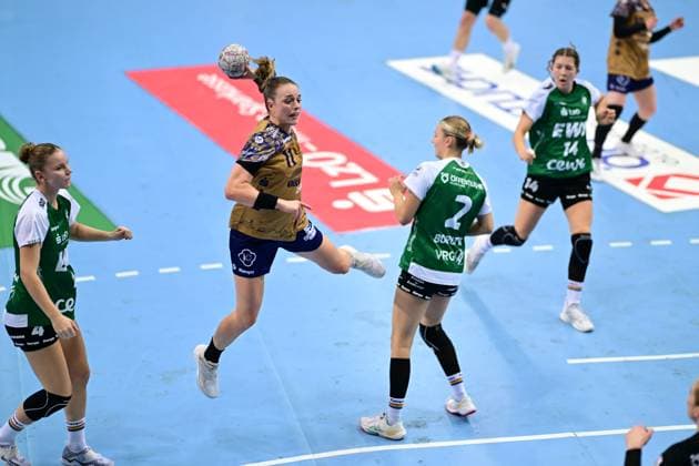 Handball I Women I Season 2025 2026 I 1 HBF I 5 Matchday I VfL Oldenburg Buxtehuder SV I 12 10 2025 Isabelle Dölle 11, Buxtehuder Sportverein Lisa Borutta 2, VfL Oldenburg Oldenburg EWE Arena Niedersachsen Germany Copyright: xLobeca FelixxSchlikisx