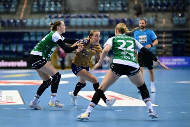 Handball I Women I Season 2025 2026 I 1 HBF I 5 Matchday I VfL Oldenburg Buxtehuder SV I 12 10 2025 Lisa Marie Fragge 44, VfL Oldenburg Enna Oberländer 15, Buxtehuder Sportverein Lotta Röpcke 22, VfL Oldenburg Oldenburg EWE Arena Niedersachsen Germany Copyright: xLobeca FelixxSchlikisx