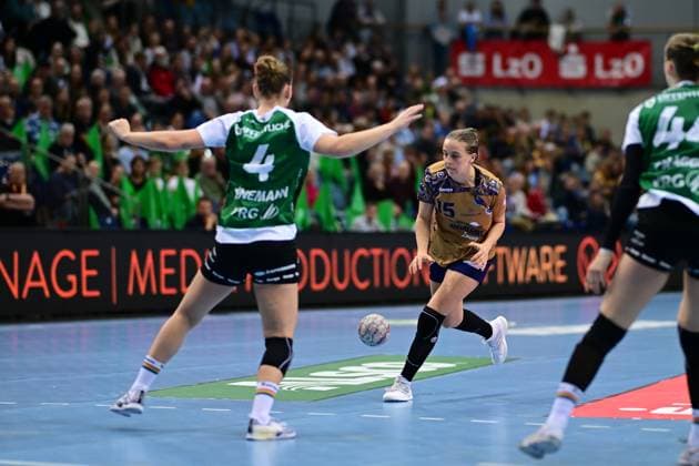 Handball I Women I Season 2025 2026 I 1 HBF I 5 Matchday I VfL Oldenburg Buxtehuder SV I 12 10 2025 Toni Reinemann 4, VfL Oldenburg Enna Oberländer 15, Buxtehuder Sportverein Oldenburg EWE Arena Niedersachsen Germany Copyright: xLobeca FelixxSchlikisx