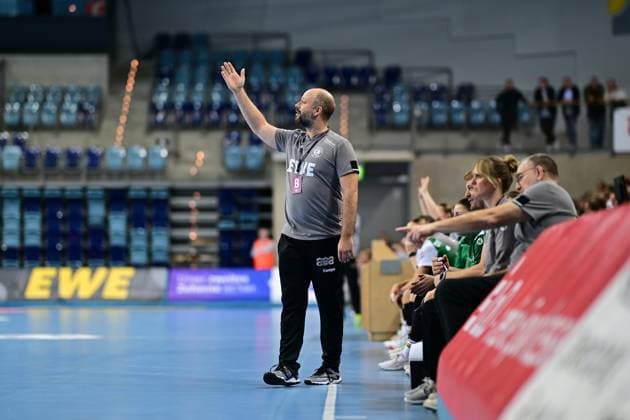 Handball I Women I Season 2025 2026 I 1 HBF I 5 Matchday I VfL Oldenburg Buxtehuder SV I 12 10 2025 Niels Bötel VfL Oldenburg Oldenburg EWE Arena Niedersachsen Germany Copyright: xLobeca FelixxSchlikisx