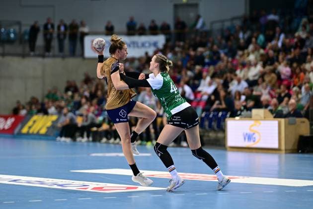Handball I Women I Season 2025 2026 I 1 HBF I 5 Matchday I VfL Oldenburg Buxtehuder SV I 12 10 2025 Isabelle Dölle 11, Buxtehuder Sportverein Lisa Marie Fragge 44, VfL Oldenburg Oldenburg EWE Arena Niedersachsen Germany Copyright: xLobeca FelixxSchlikisx