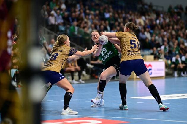 Handball I Women I Season 2025 2026 I 1 HBF I 5 Matchday I VfL Oldenburg Buxtehuder SV I 12 10 2025 Johanna Andresen 18, Buxtehuder Sportverein Paulina Golla 29, VfL Oldenburg Lin Lück 51, Buxtehuder Sportverein Oldenburg EWE Arena Niedersachsen Germany Copyright: xLobeca FelixxSchlikisx