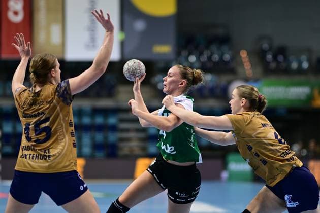 Handball I Women I Season 2025 2026 I 1 HBF I 5 Matchday I VfL Oldenburg Buxtehuder SV I 12 10 2025 Jolina Huhnstock 45, Buxtehuder Sportverein Toni Reinemann 4, VfL Oldenburg Aida Mittag 6, Buxtehuder Sportverein Oldenburg EWE Arena Niedersachsen Germany Copyright: xLobeca FelixxSchlikisx