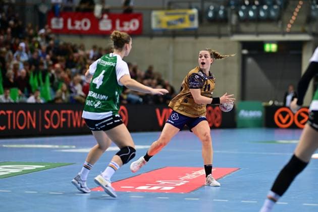 Handball I Women I Season 2025 2026 I 1 HBF I 5 Matchday I VfL Oldenburg Buxtehuder SV I 12 10 2025 Toni Reinemann 4, VfL Oldenburg Isabelle Dölle 11, Buxtehuder Sportverein Oldenburg EWE Arena Niedersachsen Germany Copyright: xLobeca FelixxSchlikisx
