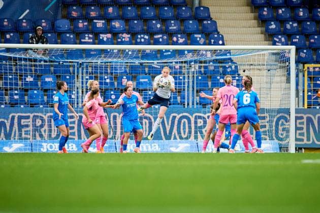 GPFBL: TSG Hoffenheim - Bayer 04 Leverkusen; 12.10.2025 Laura Dick (1; TSG) fängt den Ball sicher ab, während Vanessa Diehm (6; TSG), Lisa Doorn (14; TSG) und Melissa Kössler (25; TSG) verteidigen und Ruby Grant (22; B04) im Mittelfeld agiert GPFBL: TSG Hoffenheim – Bayer 04 Leverkusen am 12.10.2025 im Dietmar-Hopp Stadion in Hoffenheim. Copyright: xBEAUTIFULxSPORTS Gelhardtx