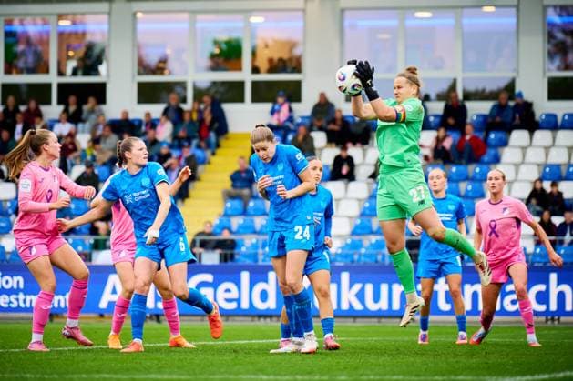 GPFBL: TSG Hoffenheim - Bayer 04 Leverkusen; 12.10.2025 Friederike Repohl (27; B04) fängt den Ball sicher ab, während Lilla Turanyi (24; B04), Sofie Zdebel (16; B04) und Estrella Merino Gonzalez (10; B04) verteidigen und Jamilla Rankin (5; TSG), Feli Delacauw (24; TSG) und Valesca Ampoorter (18; TSG) im Strafraum stehen GPFBL: TSG Hoffenheim – Bayer 04 Leverkusen am 12.10.2025 im Dietmar-Hopp Stadion in Hoffenheim. Copyright: xBEAUTIFULxSPORTS Gelhardtx
