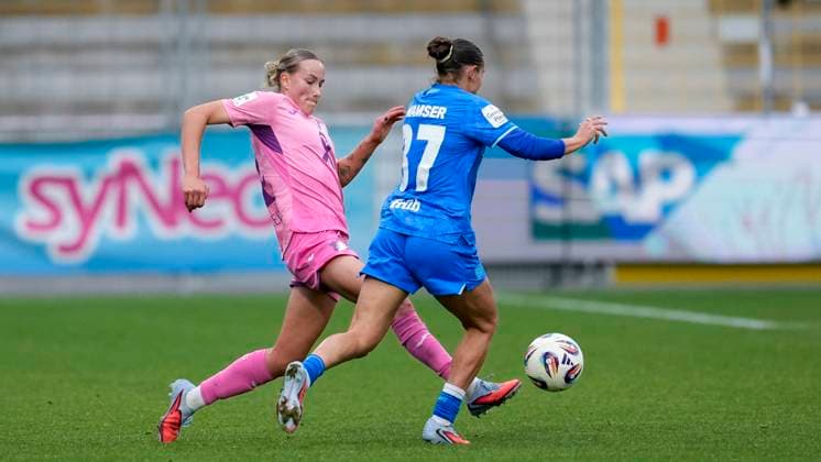 v li Feli Delacauw TSG, 24 , Carlotta Wamser B04, 37 , duel, duel, tackle, tackling, dynamics, action, action, 12 10 2025, Sinsheim Hoffenheim Germany , Football, Google Pixel Women Bundesliga, TSG 1899 Hoffenheim Bayer 04 Leverkusen, DFB DFL REGULATIONS PROHIBIT ANY USE OF PHOTOGRAPHS AS IMAGE SEQUENCES AND OR QUASI VIDEO xozx