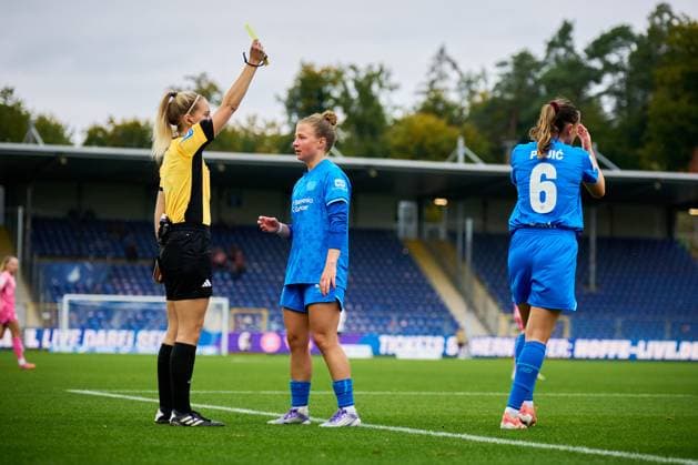 GPFBL: TSG Hoffenheim - Bayer 04 Leverkusen; 12.10.2025 Katharina Piljic (6, Bayer 04 Leverkusen Frauen) erhält eine Gelbe Karte von der Schiedsrichterin GPFBL: TSG Hoffenheim – Bayer 04 Leverkusen am 12.10.2025 im Dietmar-Hopp Stadion in Hoffenheim. GPFBL: TSG Hoffenheim – Bayer 04 Leverkusen am 12.10.2025 im Dietmar-Hopp Stadion in Hoffenheim. Copyright: xBEAUTIFULxSPORTS Gelhardtx