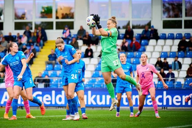 GPFBL: TSG Hoffenheim - Bayer 04 Leverkusen; 12.10.2025 Friederike Repohl (27; B04) fängt den Ball sicher ab, Lilla Turanyi (24; B04) und Feli Delacauw (24; TSG) beobachten die Szene GPFBL: TSG Hoffenheim – Bayer 04 Leverkusen am 12.10.2025 im Dietmar-Hopp Stadion in Hoffenheim. Copyright: xBEAUTIFULxSPORTS Gelhardtx