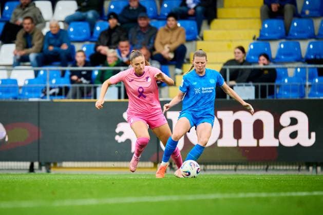 GPFBL: TSG Hoffenheim - Bayer 04 Leverkusen; 12.10.2025 Melissa Kössler (25; TSG) im Zweikampf mit einem Spieler von B04 GPFBL: TSG Hoffenheim – Bayer 04 Leverkusen am 12.10.2025 im Dietmar-Hopp Stadion in Hoffenheim. Copyright: xBEAUTIFULxSPORTS Gelhardtx