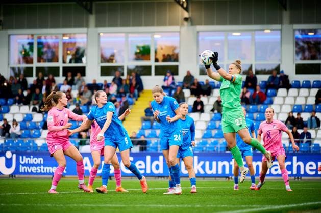 GPFBL: TSG Hoffenheim - Bayer 04 Leverkusen; 12.10.2025 Friederike Repohl (27; B04) fängt den Ball vor Feli Delacauw (24; TSG) und Jamilla Rankin (5; TSG) ab GPFBL: TSG Hoffenheim – Bayer 04 Leverkusen am 12.10.2025 im Dietmar-Hopp Stadion in Hoffenheim. Copyright: xBEAUTIFULxSPORTS Gelhardtx
