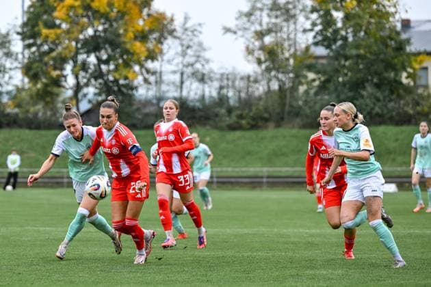 12 10 2025, Football, 2 Womens Bundesliga, 2025 2026, Matchday 7, SG 99 Andernach FC Bayern Munich II Jana Kappes 20 Bayern Munich II tries to hold off Carolin Schraa 7 Andernach with her arm