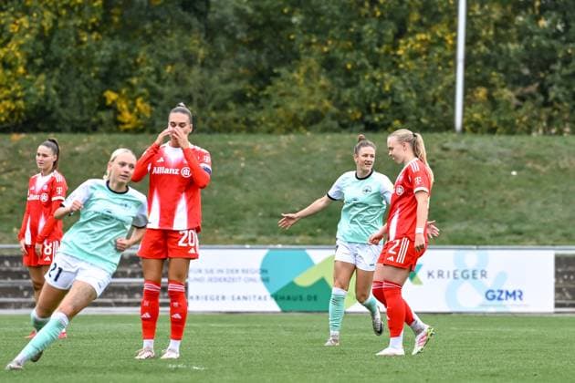 12 10 2025, Football, 2 Womens Bundesliga, 2025 2026, Matchday 7, SG 99 Andernach FC Bayern Munich II Carolin Schraa 7 Andernach scores the 1 0 after only four minutes Bayerns defense around Jana Kappes 20 Bayern Munich II did not defend well