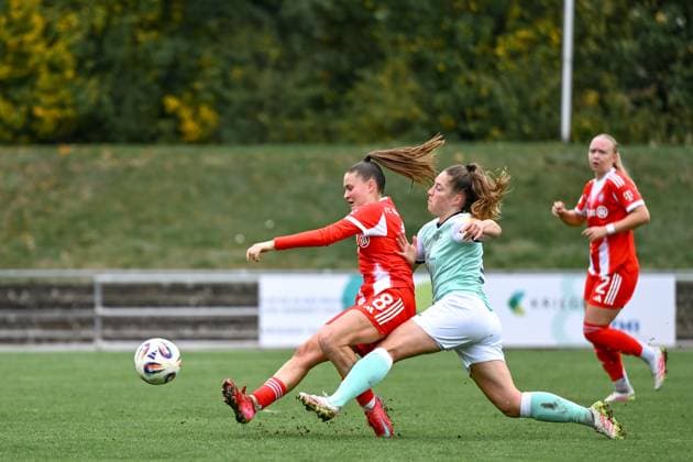 12 10 2025, Football, 2 Womens Bundesliga, 2025 2026, Matchday 7, SG 99 Andernach FC Bayern Munich II Samira Di Lauro 8 Bayern Munich II and Leonie Krump 10 SG 99 Andernach in a duel