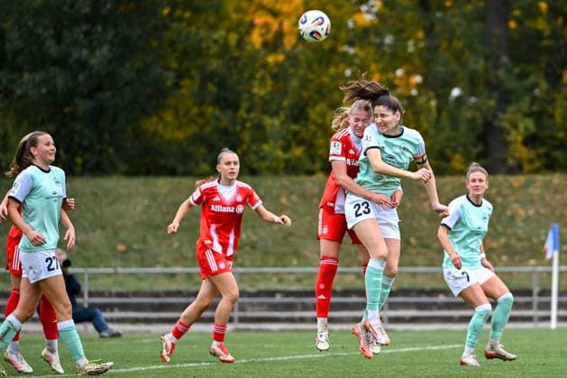 12 10 2025, Football, 2 Womens Bundesliga, 2025 2026, Matchday 7, SG 99 Andernach FC Bayern Munich II Marie Gmeineder 6 Bayern Munich II holds Magdalena Schumacher 23 Andernach during the header