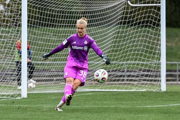 12 10 2025, Football, 2 Womens Bundesliga, 2025 2026, Matchday 7, SG 99 Andernach FC Bayern Munich II Goalkeeper Anna Klink 38 Bayern Munich II knocks the ball away