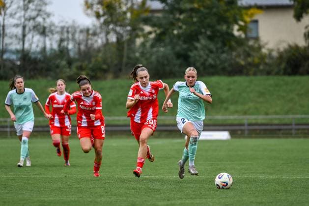 12 10 2025, Football, 2 Womens Bundesliga, 2025 2026, Matchday 7, SG 99 Andernach FC Bayern Munich II Melina Hoffmann 29 Bayern Munich II and Isabel Pfeiffer 21 Andernach fighting for the ball