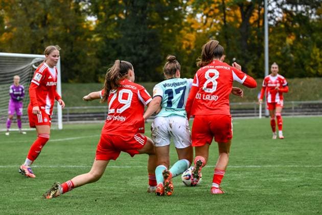 12 10 2025, Football, 2 Womens Bundesliga, 2025 2026, Matchday 7, SG 99 Andernach FC Bayern Munich II Leonie Wäschenbach 17 Andernach is put through the wringer by Melina Hoffmann 29 Bayern Munich II and Samira Di Lauro 8 Bayern Munich II