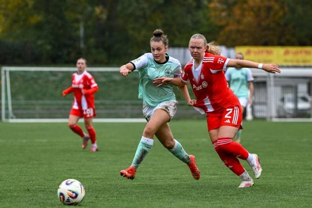 12 10 2025, Football, 2 Womens Bundesliga, 2025 2026, Matchday 7, SG 99 Andernach FC Bayern Munich II Leonie Wäschenbach 17 Andernach and Eszter Reszler 2 Bayern Munich II fighting for the ball