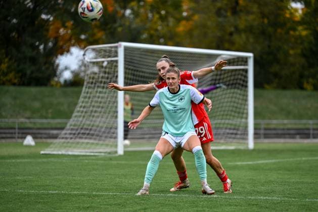 12 10 2025, Football, 2 Womens Bundesliga, 2025 2026, Matchday 7, SG 99 Andernach FC Bayern Munich II Carolin Schraa 7 Andernach blocks the ball during a throw-in in front of Melina Hoffmann 29 Bayern Munich II