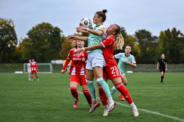 12 10 2025, Football, 2 Womens Bundesliga, 2025 2026, Matchday 7, SG 99 Andernach FC Bayern München II Carolin Schraa 7 Andernach takes the ball with her chest Eszter Reszler 2 Bayern München II tries to stop her somehow