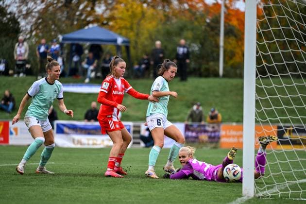 12 10 2025, Football, 2 Womens Bundesliga, 2025 2026, Matchday 7, SG 99 Andernach FC Bayern Munich II Goalkeeper Anna Klink 38 Bayern Munich II looks after the ball after she has already been beaten However, the action around Lisa Kossmann 6 Andernach was whistled off