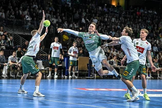 12 10 2025, xlakx, Handball Daikin HBL, Fuechse Berlin GWD Minden v l Karolis Antanavicius GWD Minden ,Lasse Andersson Fuechse Berlin , Niclas Benedict Heitkamp GWD Minden Zweikampf, Duell, Kampf, tackle Berlin Daniel Lakomski