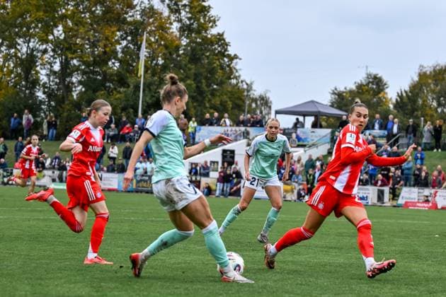 12 10 2025, Football, 2 Womens Bundesliga, 2025 2026, Matchday 7, SG 99 Andernach FC Bayern München II Carolin Schraa 7 Andernach passes the ball to Isabel Pfeiffer 21 Andernach Bayerns defenders are powerless here