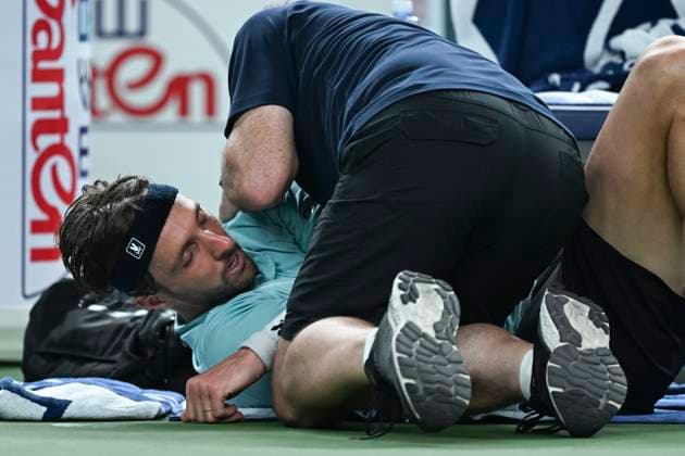 (251012) -- SHANGHAI, Oct. 12, 2025 -- Arthur Rinderknech receives medical care during the men s singles final between Arthur Rinderknech of France and Valentin Vacherot of Monaco at the ATP, Tennis Herren World Tour Shanghai Masters tennis tournament in Shanghai, east China, Oct. 12, 2025. ) (SP)CHINA-SHANGHAI-TENNIS-ATP TOUR-SHANGHAI MASTERS-MEN S SINGLES (CN) ChenxHaoming 