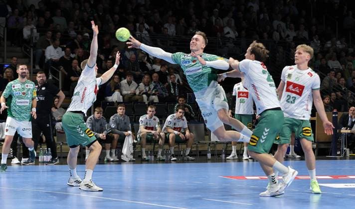 Karolis Antanavicius, Lasse Andersson on the ball, Tom Bergner duel Match scene Action Sport Handball HBL Bundesliga Men 8 Matchday Season 2025 2026 12 10 2025 Füchse Berlin vs TSV GWD Minden