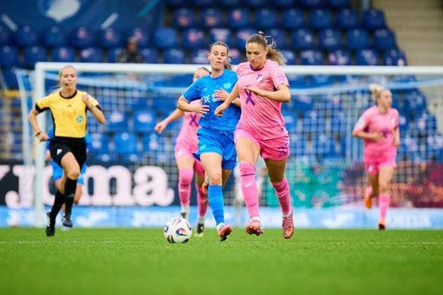 GPFBL: TSG Hoffenheim - Bayer 04 Leverkusen; 12.10.2025 Melissa Kössler (25; TSG) und Katharina Piljic (6; B04) kämpfen um den Ball GPFBL: TSG Hoffenheim – Bayer 04 Leverkusen am 12.10.2025 im Dietmar-Hopp Stadion in Hoffenheim. Copyright: xBEAUTIFULxSPORTS Gelhardtx
