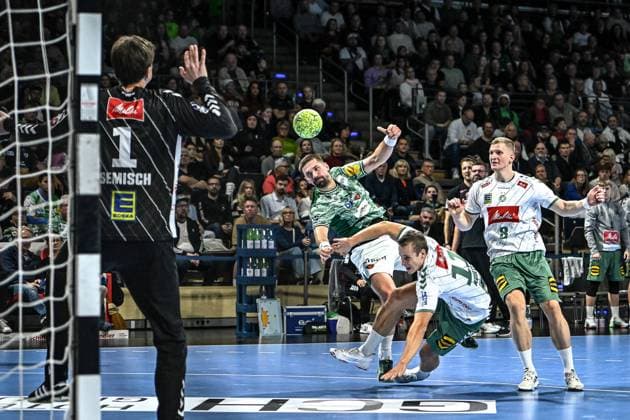 12 10 2025, xlakx, Handball Daikin HBL, Fuechse Berlin GWD Minden v l Malte Semisch GWD Minden ,Fabian Wiede Fuechse Berlin , Mats Korte GWD Minden ,Karolis Antanavicius GWD Minden wirft Tor, Torschuetze, erzielt Tor, Treffer, scores the goal Berlin Daniel Lakomski