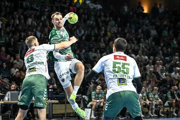 12 10 2025, xlakx, Handball Daikin HBL, Fuechse Berlin GWD Minden f l Karolis Antanavicius GWD Minden , Mathias Gidsel Fuechse Berlin , Azat Valiullin GWD Minden goes for a jump shot Berlin Daniel Lakomski