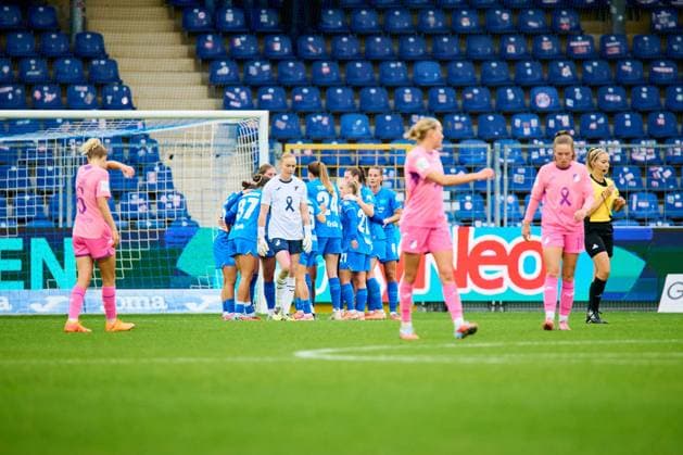 GPFBL: TSG Hoffenheim - Bayer 04 Leverkusen; 12.10.2025 Carlotta Wamser (37; B04) feiert mit Lilla Turanyi (24; B04), Vanessa Fudalla (21; B04) und weiteren Spielerinnen, während Laura Dick (1; TSG) im Tor von TSG steht GPFBL: TSG Hoffenheim – Bayer 04 Leverkusen am 12.10.2025 im Dietmar-Hopp Stadion in Hoffenheim. Copyright: xBEAUTIFULxSPORTS Gelhardtx
