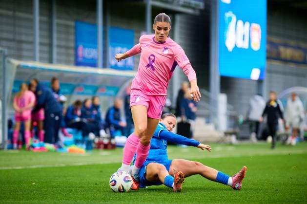 GPFBL: TSG Hoffenheim - Bayer 04 Leverkusen; 12.10.2025 Selina Cerci (29; TSG) im Zweikampf mit Estrella Merino Gonzalez (10; B04) GPFBL: TSG Hoffenheim – Bayer 04 Leverkusen am 12.10.2025 im Dietmar-Hopp Stadion in Hoffenheim. Copyright: xBEAUTIFULxSPORTS Gelhardtx