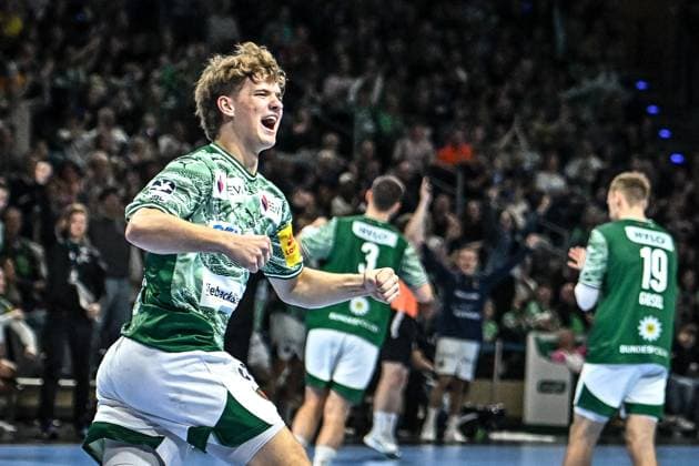 12 10 2025, xlakx, Handball Daikin HBL, Fuechse Berlin GWD Minden v l Jonas Kofler Fuechse Berlin wirft Tor, Torschuetze, erzielt Tor, Treffer, scores the goal Berlin Daniel Lakomski