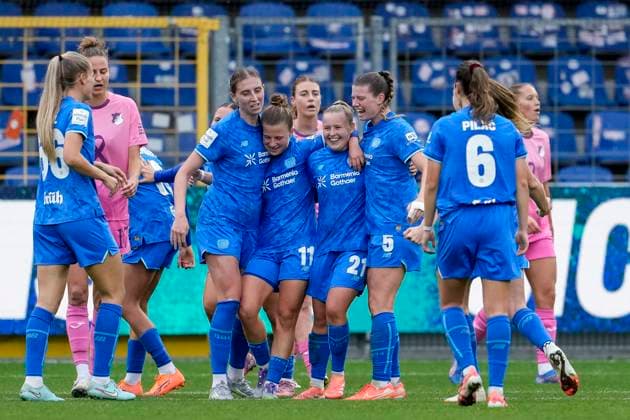 from left Juliette Vidal B04, 56 , Caroline Kehrer B04, 9 , Kristin Kögel B04, 11 , goal scorer Vanessa Fudalla B04, 21 , Claudia Wenger B04, 5 , Katharina Piljic B04, 6 , Bayer 04 Leverkusen players, celebrate the goal, goal, celebration, cheers about the goal, rejoice, joy, rejoices, optimistic, positive, match scene, highlight, action, 12 10 2025, Sinsheim Hoffenheim Germany , football, Google Pixel Women Bundesliga, TSG 1899 Hoffenheim Bayer 04 Leverkusen, DFB DFL REGULATES PROHIBIT ANY USE OF PHOTOGRAPHS AS IMAGE SEQUENCES AND OR QUASI VIDEO xozx