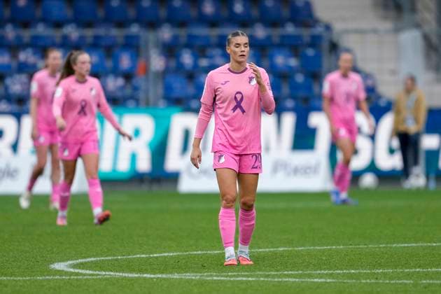 TSG 1899 Hoffenheim players, in front with Selina Cerci TSG, 29 , looking disappointed, disappointment, frustration, disappointed, pessimistic, after conceding the 0 2 goal, action, action, game scene, 12 10 2025, Sinsheim Hoffenheim Germany , Soccer, Google Pixel Womens Bundesliga, TSG 1899 Hoffenheim Bayer 04 Leverkusen, DFB DFL REGULATIONS PROHIBIT ANY USE OF PHOTOGRAPHS AS IMAGE SEQUENCES AND OR QUASI VIDEO xozx