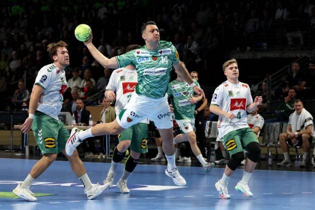 DEU, DHB, 1 HBL, Fuechse Berlin vs Minden, 12 10 2025, Max Schmeling Halle, Berlin, DEU, DHB, 1 HBL, Fuechse Berlin vs Minden, pictured Aitor Arino Fuechse Berlin 14 , Niclas Benedict Heitkamp GWD Minden 23 , Jan Malte Diekmann GWD Minden 4 nordphotoxGmbHx xEngler nph00076