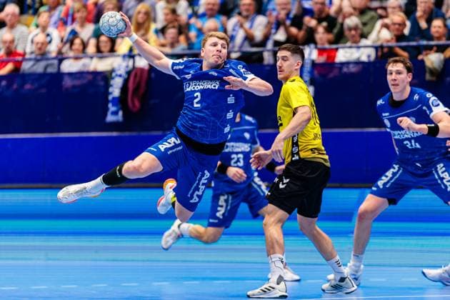 v l Lukas Hutecek TBV Lemgo Lippe, 02 , Ivan Snajder TVB Stuttgart, 10 in goal GER, TBV Lemgo Lippe vs TVB Stuttgart, Handball, 1 Bundesliga, Matchday 8, Season 2025 2026, 12 10 2025 GER, TBV Lemgo Lippe vs TVB Stuttgart, Handball, 1 Bundesliga, Matchday 8, Season 2025 2026, 12 10 2025 Lemgo Copyright: xEibner-Pressefoto JanxRollingerx EP_JSK