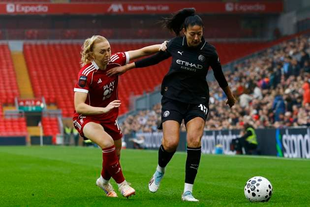 Liverpool v Manchester City, Anfield, UK - 12 October 2025 Leila Ouahabi of Manchester City feels pressure from Ceri Holland of Liverpool during the Barclays WSL Match between Liverpool and Manchester City at Anfield on 12 October 2025 in Liverpool, England (Photo by Steve Taylor PPAUK) Liverpool Anfield Merseyside England Copyright: xStevexTaylor PPAUKx PPA-223009