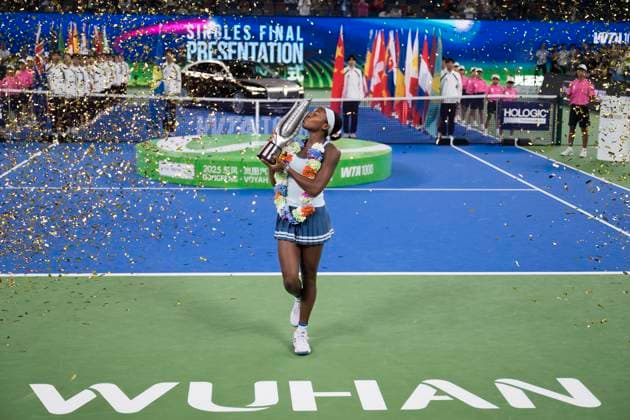 (251012) -- WUHAN, Oct. 12, 2025 -- Coco Gauff kisses trophy during the awarding ceremony after the women s singles final between Jessica Pegula of the United States and Coco Gauff of the United States at the 2025 Wuhan Open tennis tournament in Wuhan, central China s Hubei Province, Oct. 12, 2025. ) (SP)CHINA-WUHAN-TENNIS-WUHAN OPEN-WOMEN S SINGLES (CN) WuxZhizun 
