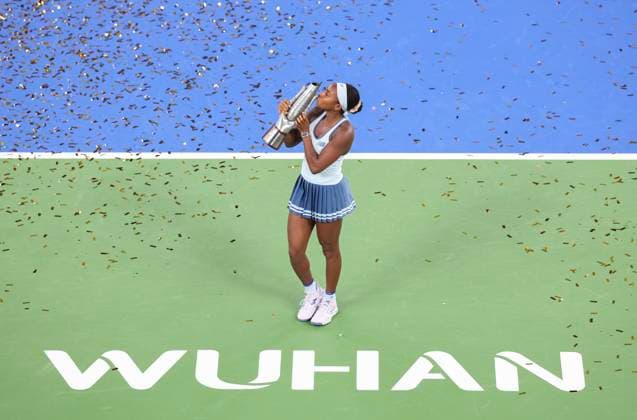 (251012) -- WUHAN, Oct. 12, 2025 -- Coco Gauff kisses trophy during the awarding ceremony after the women s singles final between Jessica Pegula of the United States and Coco Gauff of the United States at the 2025 Wuhan Open tennis tournament in Wuhan, central China s Hubei Province, Oct. 12, 2025. ) (SP)CHINA-WUHAN-TENNIS-WUHAN OPEN-WOMEN S SINGLES (CN) BaixXuefei 